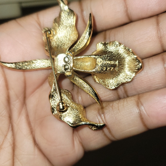 Vintage Signed BOUCHER "Orchid" Gold Plated Brooch 8377P - Picture 3 of 4